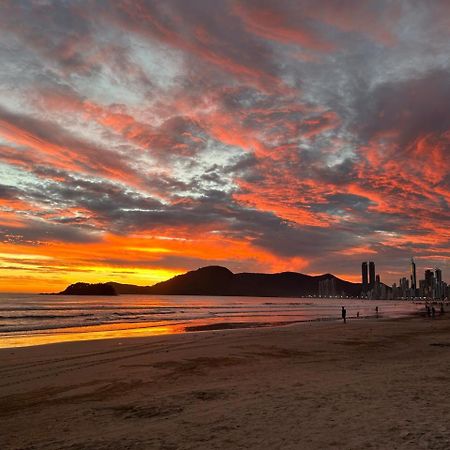 Апартаменти Avenida Atlantica, Beira Mar, Pe Na Areia Балнеаріу-Камборіу Екстер'єр фото