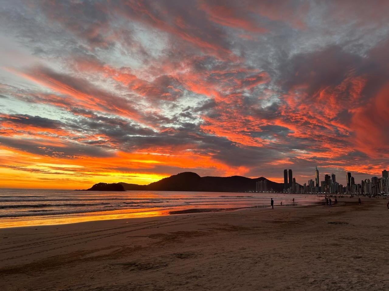 Апартаменти Avenida Atlantica, Beira Mar, Pe Na Areia Балнеаріу-Камборіу Екстер'єр фото
