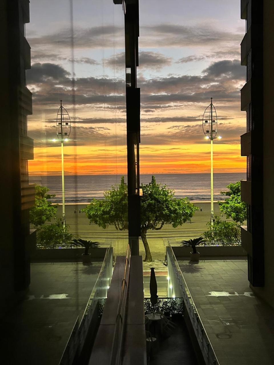 Апартаменти Avenida Atlantica, Beira Mar, Pe Na Areia Балнеаріу-Камборіу Екстер'єр фото